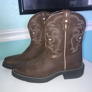 Women’s Justin cowgirl boots!
